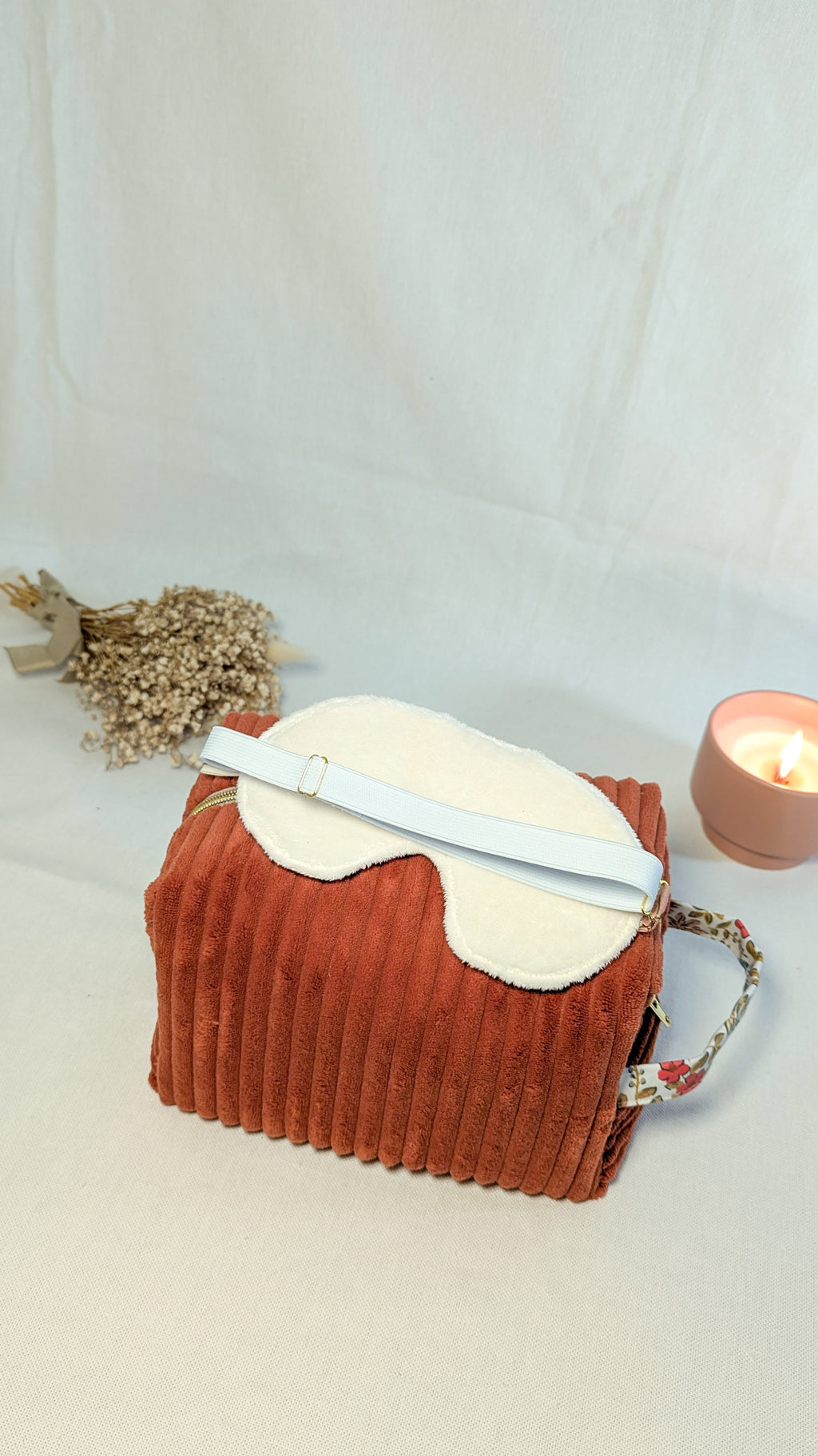 Masque de nuit fleuri rose