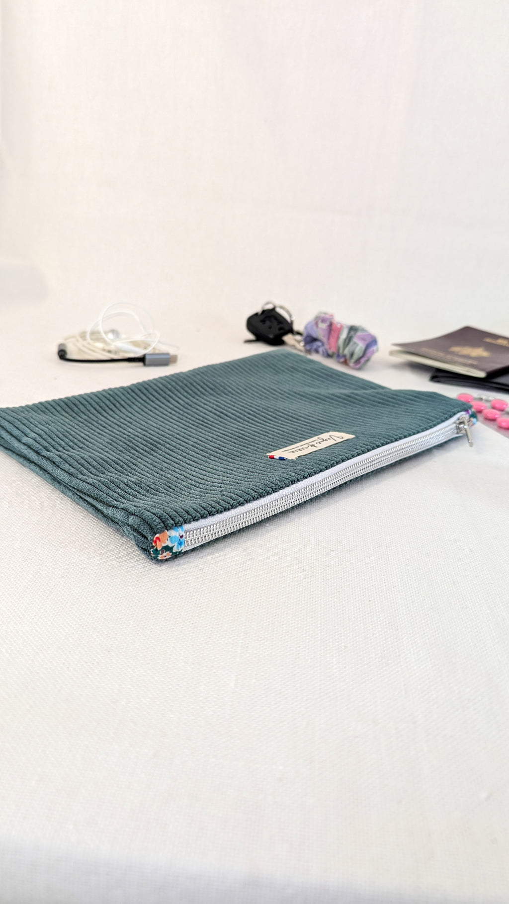 Pochette plate taille L - plusieurs coloris