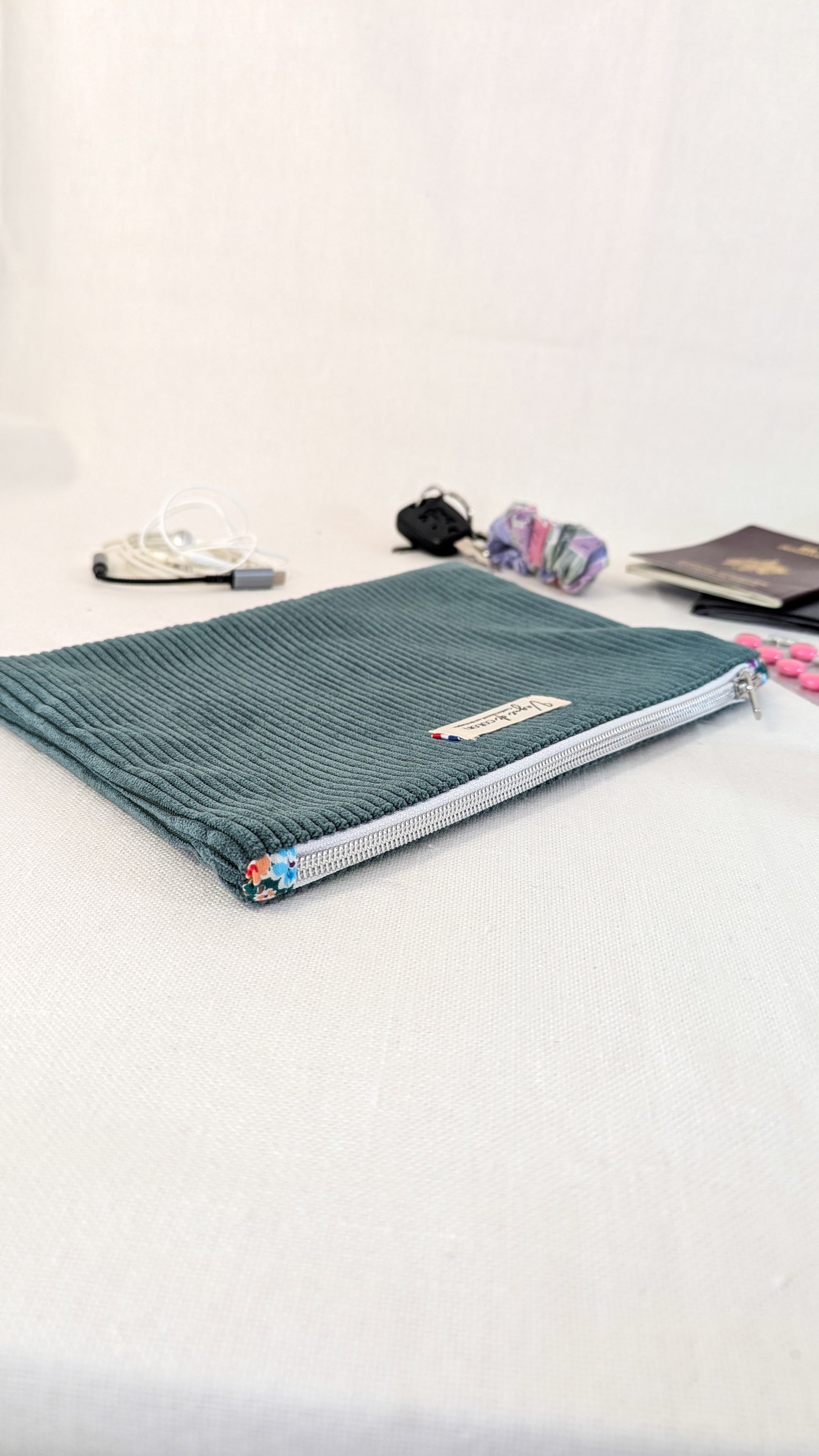 Pochette plate taille L - plusieurs coloris